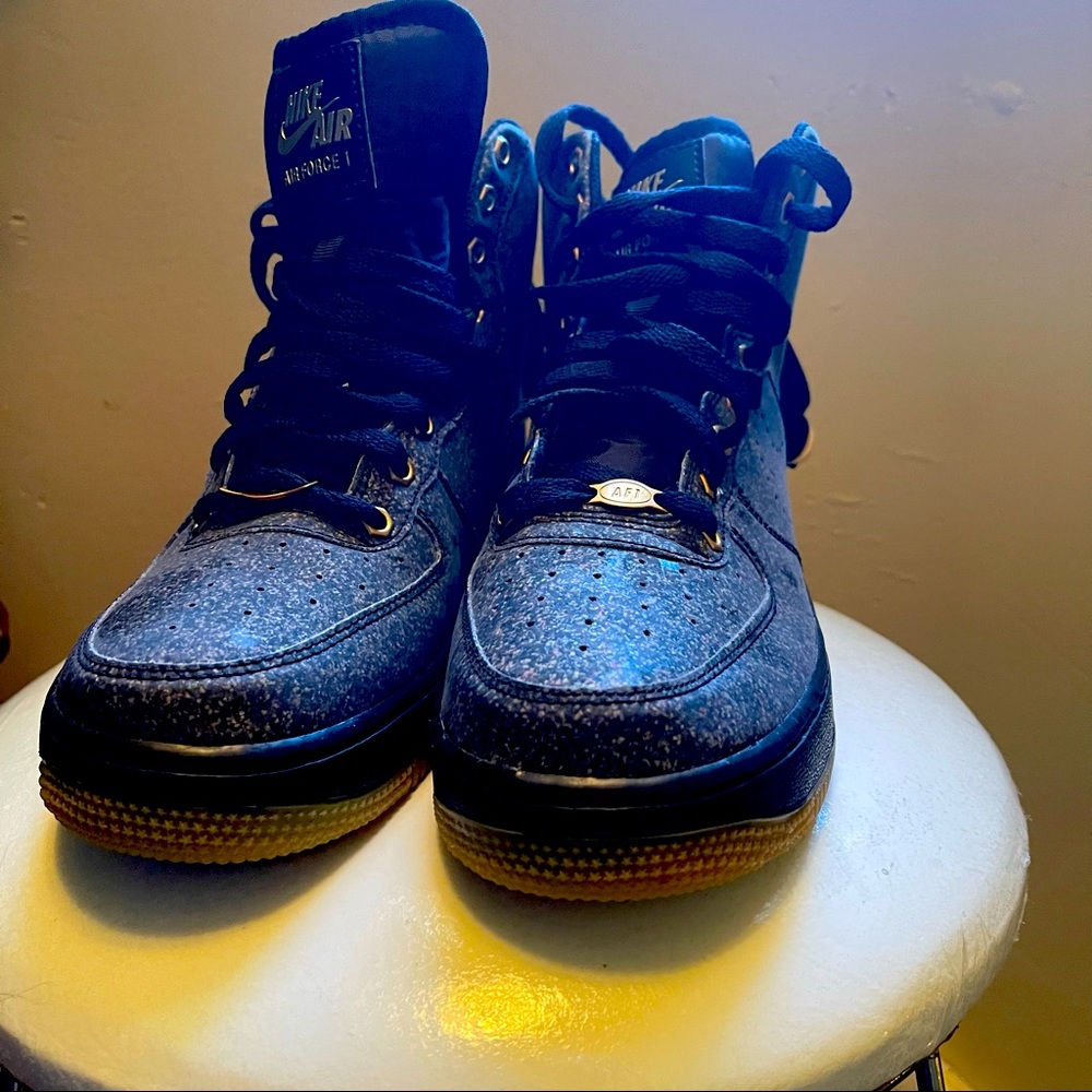 Never worn Nike size 7y will fit a woman’s to 9